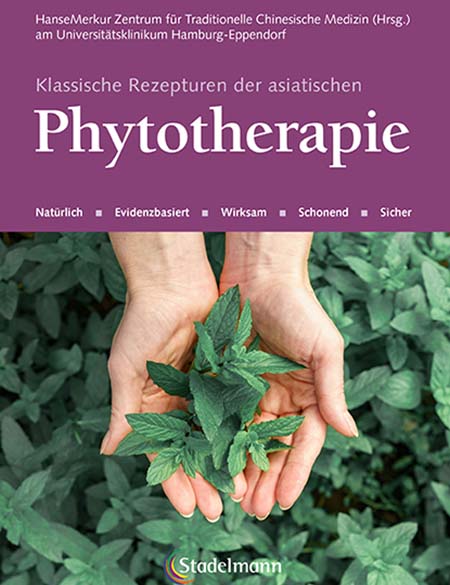 Buchcover asiatische Phytotherapie - Hand mit Kräutern